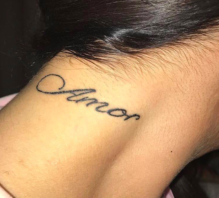 Anna book tatuering nacke Anna book tatuering nacke
